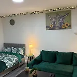 Serene Garden Room Suite City Centre