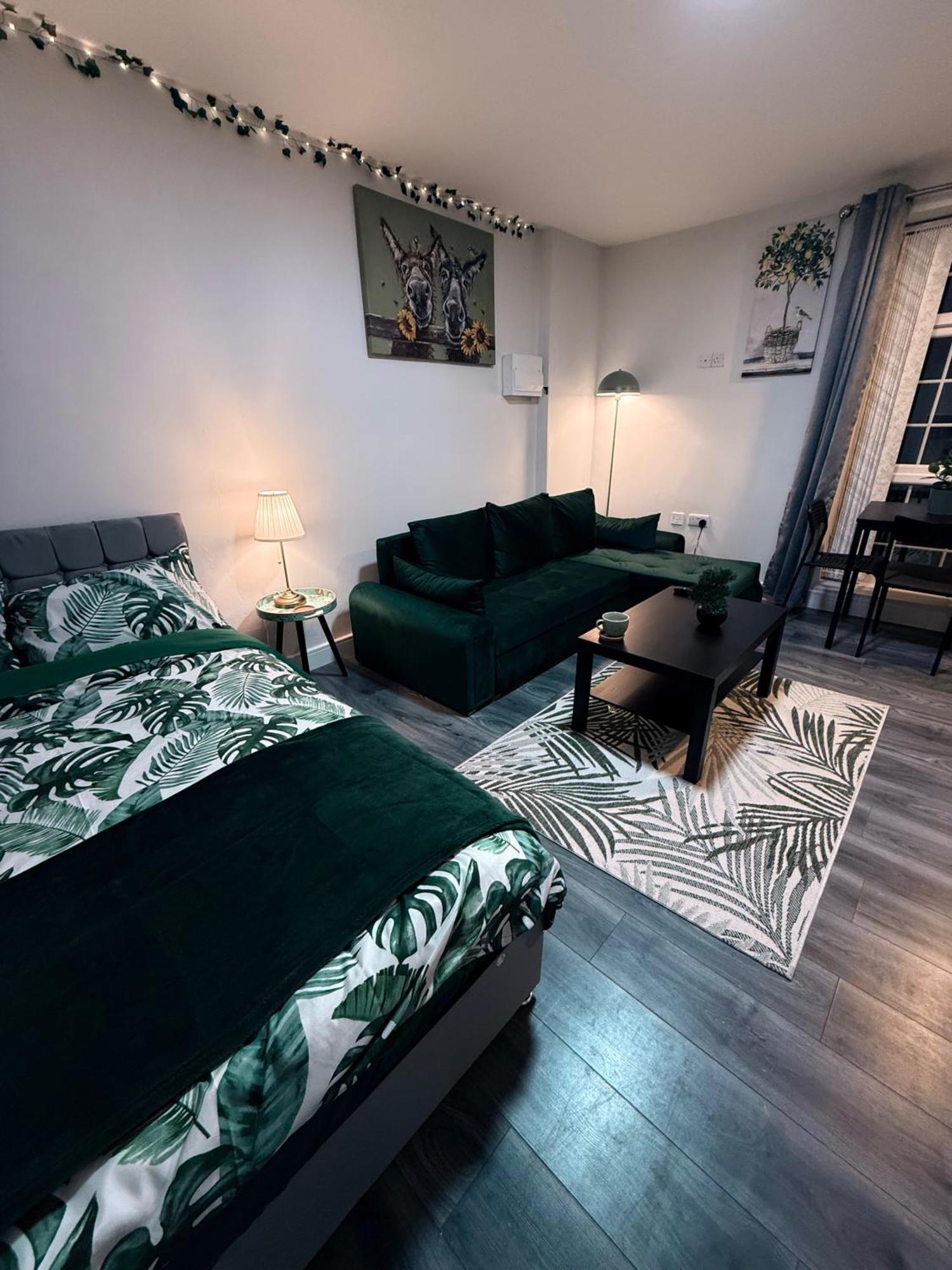 Serene Garden Centre Apartment Birmingham